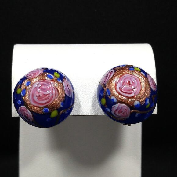 Vintage 1940s Italian Wedding Cake Rose Clip Earrings, Dark Blue Pink Roses - Picture 5 of 10
